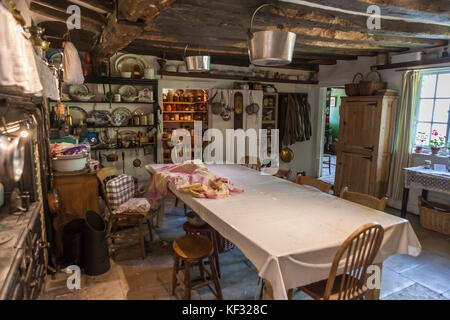 La cucina, Manor Farm, Bursledon, Hampshire, Inghilterra, che ha presentato nella recente serie BBC2 'Wartime Farm' Foto Stock