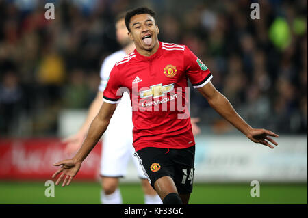 Jesse Lingard di Manchester United segna il secondo gol del suo fianco durante la Carabao Cup, la quarta partita al Liberty Stadium di Swansea. Foto Stock