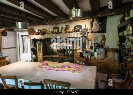 La cucina a Manor Farm, Bursledon, Hampshire, Inghilterra, che ha presentato nella recente serie BBC2 'Wartime Farm' Foto Stock