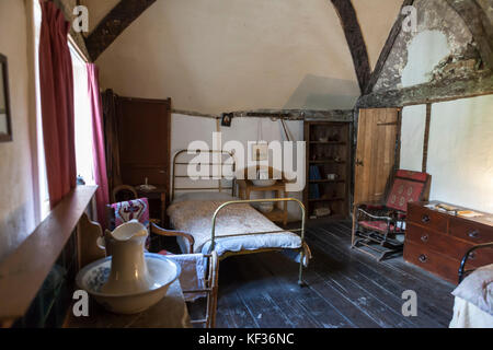 Camera da letto in Manor Farm, Bursledon, Hampshire, Inghilterra, che ha presentato nella recente serie BBC2 'Wartime Farm' Foto Stock