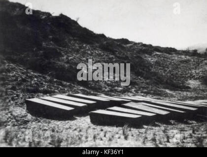 Ongeveer 15 kisten met de stoffelijke resten van Nederlandse verzetshelden die op de Waalsdorpervlakte zijn gefusilleerd Foto Stock