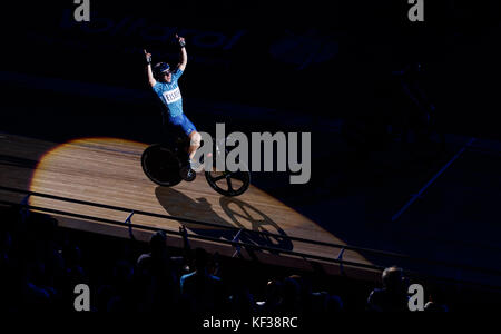 Matthew Rotherham della Gran Bretagna celebra la vittoria della finale di Keirin durante il primo giorno dell'evento di sei giorni a Lee Valley Velopark, Londra. Foto Stock