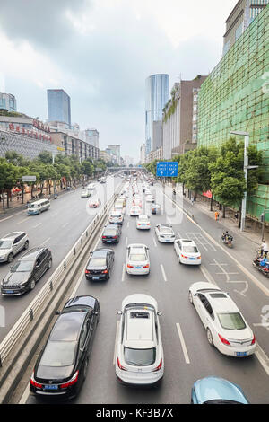 Chengdu, Cina - 29 Settembre 2017: inceppamento di traffico durante le ore di punta nel centro di Chengdu. Foto Stock