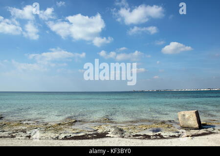 Spiaggia vicino a porto cesareo in puglia, Italia Foto Stock