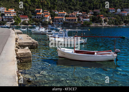 Bianco di piccole barche da pesca visto ormeggiati alla banchina a brna, un piccolo villaggio situato in una baia sul lato meridionale dell'isola di Korcula. Foto Stock