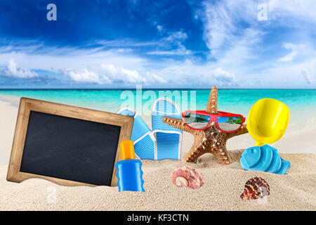 Lavagna vuota e spiaggia accessorio dei materiali di consumo sulla sabbia di fronte all isola tropicale di paradiso sogno spiaggia Foto Stock