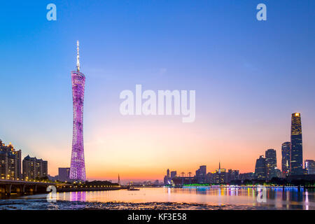 Urbano vista notturna del Guangdong, Guangzhou, Foto Stock