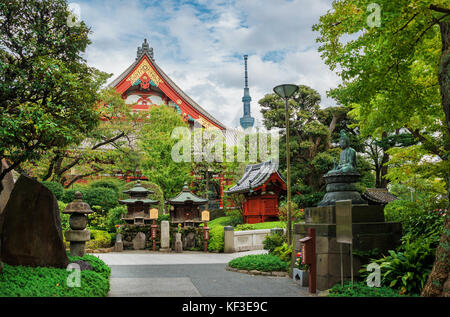 Tradizione e modernità in Giappone. Vista dell'antico tempio buddista di Asakusa, dei santuari con la moderna torre Skytree a Tokyo Foto Stock