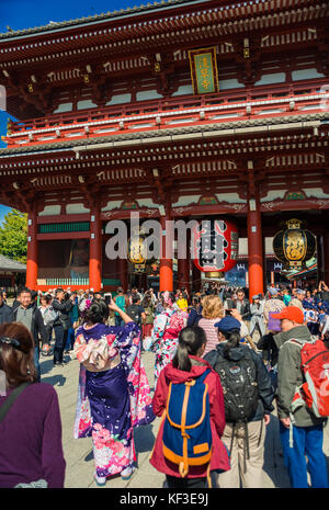 I turisti di indossare il kimono floccaggio al Tempio di Senso-ji durante il festival di autunno nel quartiere di Asakusa a Tokyo Foto Stock