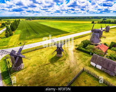 Isola di saarema, Estonia: veduta aerea di campi estivi e angla mulini a vento in parrocchia leisi Foto Stock