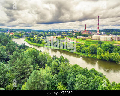 Vilnius, Lituania: antenna uav vista dall'alto del fiume Neris e la zona industriale di vilkpede Foto Stock