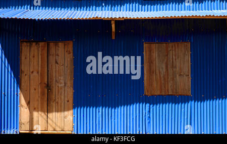 Abstract facciata casa con muro di ferro, verde lamiera rendere piacevole esterno della casa, porta in blocco h di fronte a casa Foto Stock