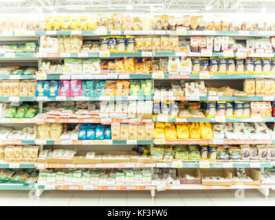 Sfocata supermercato colorati prodotti sugli scaffali Foto Stock