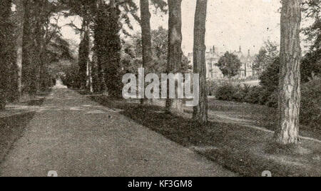 La Chiesa cammina con la British Royal residence Sandringham House in background , Norfolk nel 1932 Foto Stock