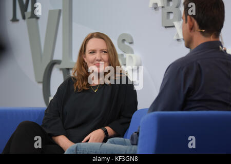 Francoforte, Germania. 13 ottobre 2017. Paula Hawkins (* 1972), scrittrice britannica, presenta il suo nuovo libro "Into the Water" alla Frankfurt Bookfair / Buchme Foto Stock