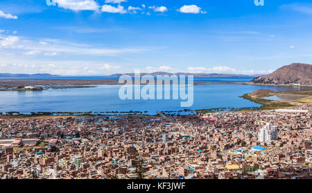 Città peruviana di Puno e il lago Titicaca panorama, Perù Foto Stock