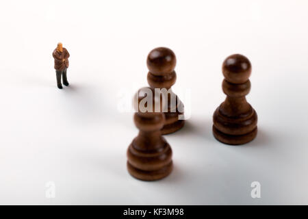 Strategia di business concetto - imprenditore in piedi di fronte a pezzi di scacchi Foto Stock