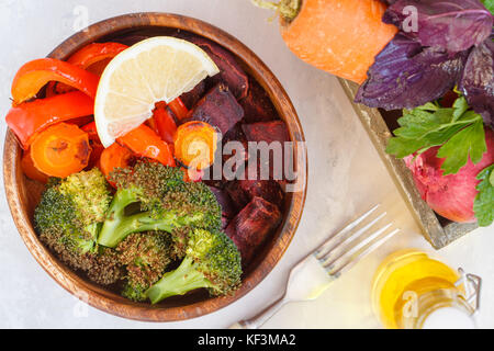 Vegetariano insalata di verdure al forno in un recipiente di legno. vegan cibo sano concetto. Foto Stock