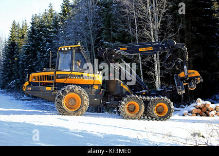 Salo, Finlandia - 27 febbraio 2016: unnamed driver è in procinto di iniziare la mietitura con ponsse ergo Trincia forestale su un inverno mattina nel sud di finl Foto Stock