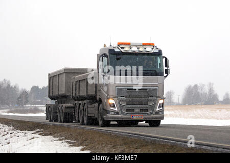 Salo, Finlandia - 26 febbraio 2016: bronzo volvo fh16 per calcare di merci su strada in nevicata nel sud della Finlandia. Foto Stock