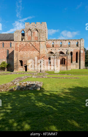 Rovine resti di Lanercost Priory vicino Brampton in estate Cumbria Inghilterra Regno Unito GB Gran Bretagna Foto Stock