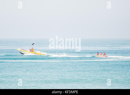 Persone che cavalcano su bananiera in mare. Foto Stock