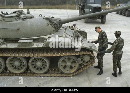 NATO in Germania; Esercito degli Stati Uniti, distaccamento per la formazione di materiali esteri (FMTD) nell'area di addestramento di Grafenwoehr; installazione per la formazione e la familiarizzazione con le attrezzature militari degli avversari sovietici e del Patto di Varsavia; T 55 carro armato sovietico (ottobre 1985) Foto Stock