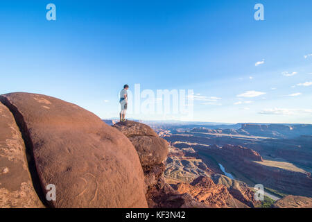 La donna a si affacciano sul Canyonlands e il fiume Colorado dal Dead Horse state park, Utah, Stati Uniti d'America Foto Stock