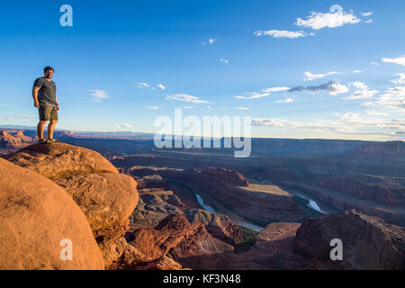 La donna a si affacciano sul Canyonlands e il fiume Colorado dal Dead Horse state park, Utah, Stati Uniti d'America Foto Stock