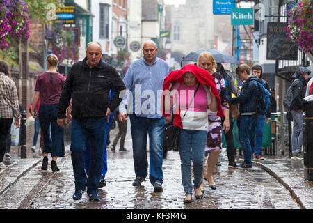 A Canterbury Kent, Regno Unito. Il 29 settembre 2017. Gruppo di persone a piedi tutto il centro storico di ottenere imbevuto in un umido e giorno piovoso. uk acquazzone Foto Stock