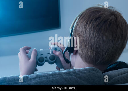 Close-up di un ragazzo tenendo premuto il Joystick giocando videogioco Foto Stock