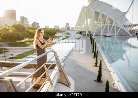 Donna presso la Città delle arti e delle scienze di Valencia Foto Stock