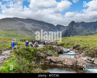 Walkers presso il Pool di Fairy Glen, fragile, Isola di Skye, Highland, Scotland, Regno Unito Foto Stock