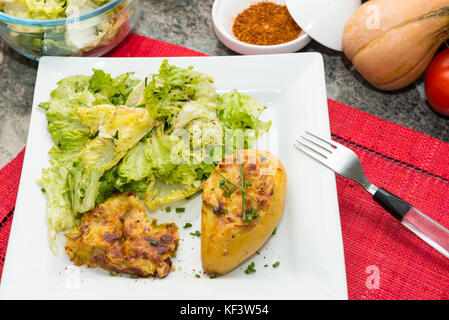 Un piatto di insalata con patate al forno Foto Stock