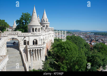 Bastione del Pescatore e vista sulla città del Quartiere del Castello di Buda superiore Budapest Ungheria Foto Stock