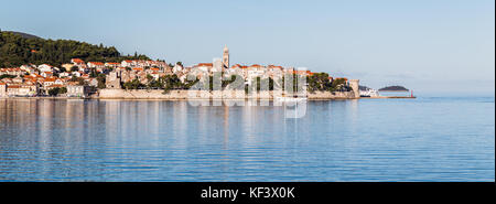 La vecchia città di Korcula, aggettanti sulla propria penisola, catturato da una barca presto una mattina sul canale di peljesac mentre viaggiavamo dalla m Foto Stock