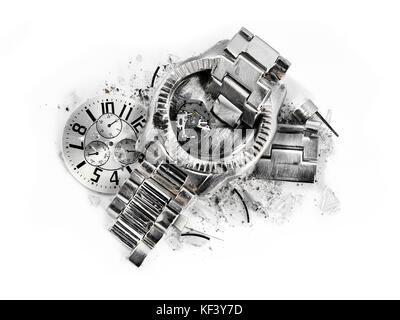 Il tempo si ferma sul primo piano di una fracassato e danneggiato in acciaio color argento orologio da polso Foto Stock
