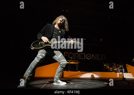 ABBOTSFORD, Canada. 22 ottobre, 2017. Angloamericano banda rock straniero effettuando al centro di Abbotsford in Abbotsford, BC, Canada. Credito: Jamie Foto Stock