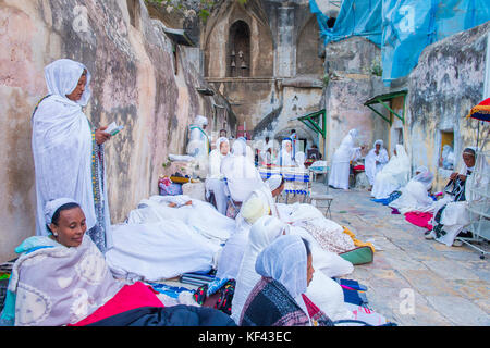 Ortodossa Etiope di adoratori in attesa che il fuoco santo cerimonia per iniziare a la sezione etiope del Santo Sepolcro di Gerusalemme Israele Foto Stock