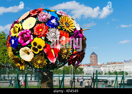 Fiore metallico Tree dall'artista coreano Choi Jeong-hwa sul Rodano, banche, per il solo uso editoriale, Lione, Rhône Alpes, Francia Foto Stock