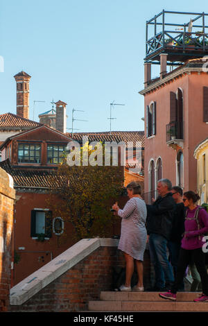 Venezia, Italia. ottobre 2017. Un gruppo di turisti prende le immagini di alberi modifica di fogliame in Venezia, Italia. © Simone padovani Foto Stock