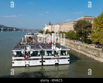 Viking River Cruise barche ormeggiate sul fiume Danubio, Budapest, Ungheria. Foto Stock