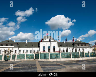 Grassalkovich Palazzo presidenziale (slovacco Casa Bianca), Hodzovo Square, Bratislava, Slovacchia. Foto Stock