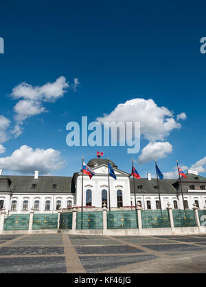 Grassalkovich Palazzo presidenziale (slovacco Casa Bianca), Hodzovo Square, Bratislava, Slovacchia. Foto Stock