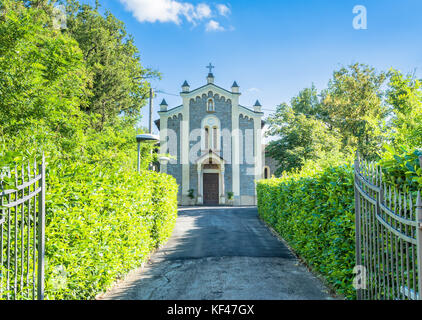 Piccola San Venanzio abate chiesa rurale a Busana, emilia appennino, Italia Foto Stock