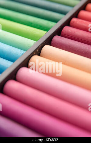 Close-up di immagine colorata chalk pastelli nella scatola di legno Foto Stock