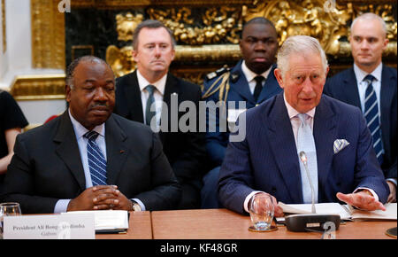 Il Principe del Galles parla accanto al presidente del Gabon Ali Bongo Ondimba mentre partecipa a un incontro sulla deforestazione alla Lancaster House di Londra. Foto Stock