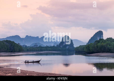 Mangrovie foresta in provincia di Krabi. Montagne e mari, foreste di mangrovie stile di vita della gente al mattino Foto Stock