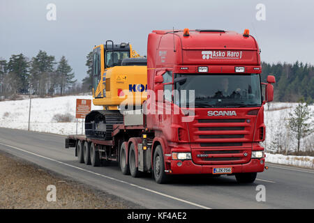 Karjaa, Finlandia - 5 marzo 2016: rosso scania r500 cale Komatsu PC 170 LC escavatore lowboy sul rimorchio. Il PC 170 LC utilizza per il rilevamento del carico a centro chiuso (cl Foto Stock