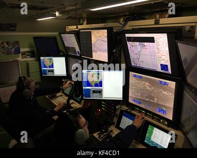 Gli agenti della dogana e della protezione delle frontiere degli Stati Uniti gestiscono un sistema di aeromobili senza equipaggio da una sala di controllo per raccogliere dati radar e immagini delle infrastrutture in seguito all'uragano Irma, 11 settembre 2017, a Corpus Christi, Texas. Foto Stock